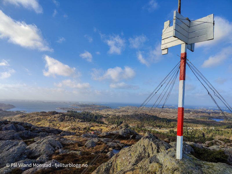 Vindfullt på toppen, og vanskelig å holde telefonen i ro for å ta bilder.