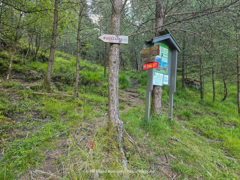 Turen startet ved infotavle rett nedenfor den nederste parkeringen.