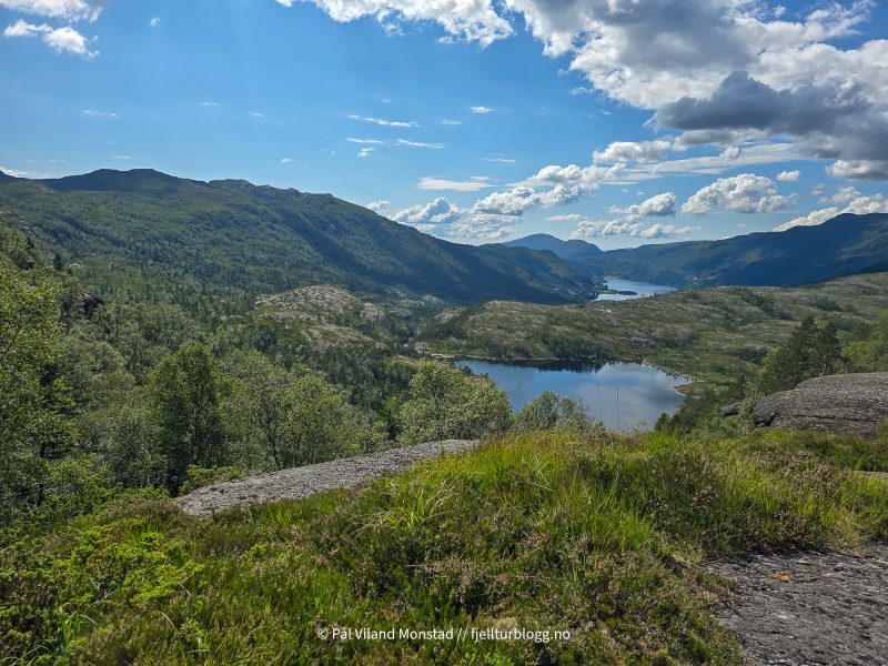 På toppen med utsikt mot Krossvatnet og Fjellgardsvatnet.