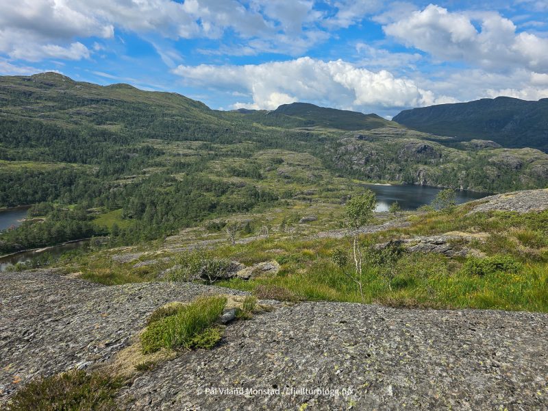 Lett å gå nedover berga i retning utløpet av Djupatjørn, hvor det er bro.