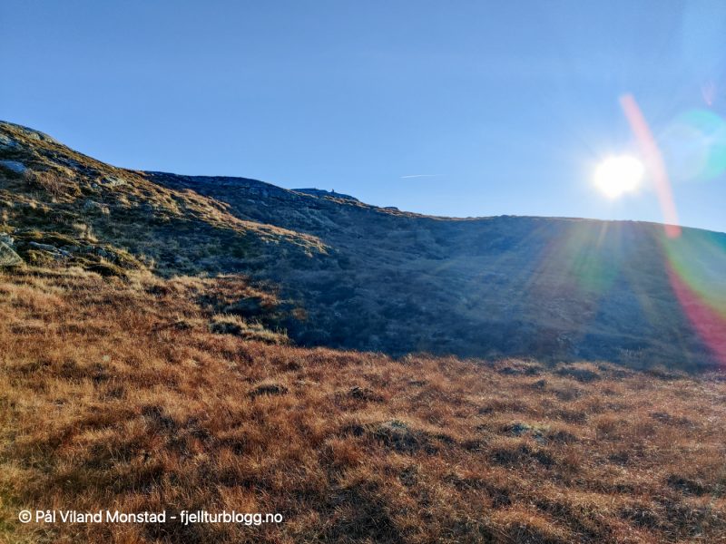 Klar himmel og sol. Ikke mye vind heller, gjør dagen i fjellet til en flott opplevelse.