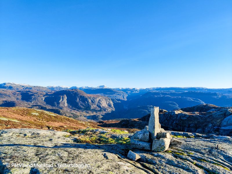 Liten varde viser hvor toppen på Blåfjell er. 807 moh. Utsikt østover mot Napen og Ulladalen.