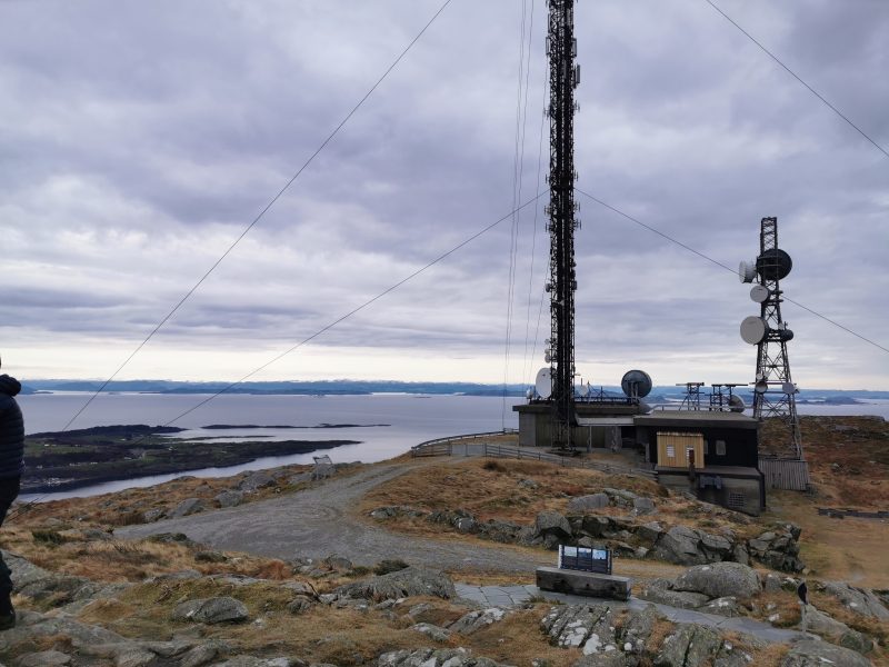 Installasjonene på toppen. Masta ble bygd på starten av 60-tallet.