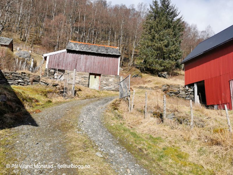 Opp veien mellom disse to husene.