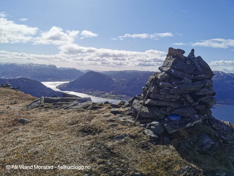 Sørvestlig retning inn Ølensfjorden.