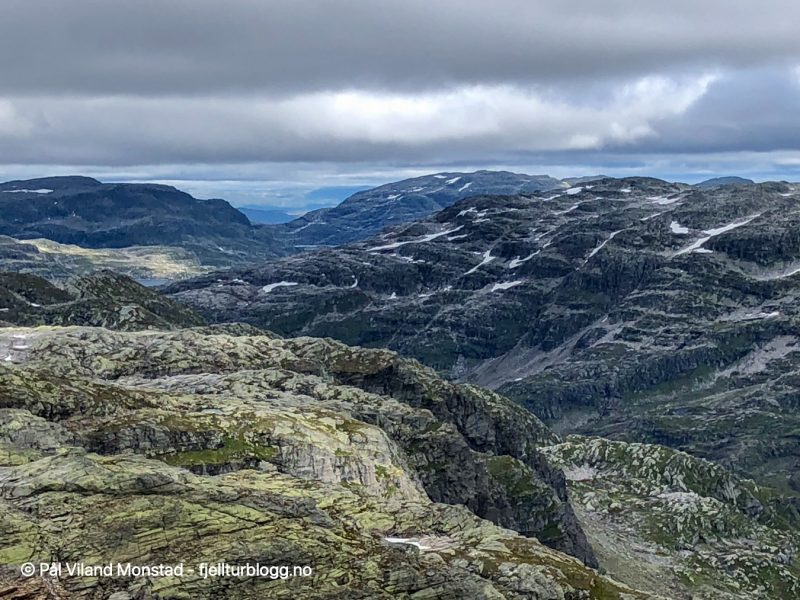 Utsikt fra toppen mot øst. De to høyeste toppene i Rogaland. Kistenuten til venstre og Vassdalseggi til høyre.