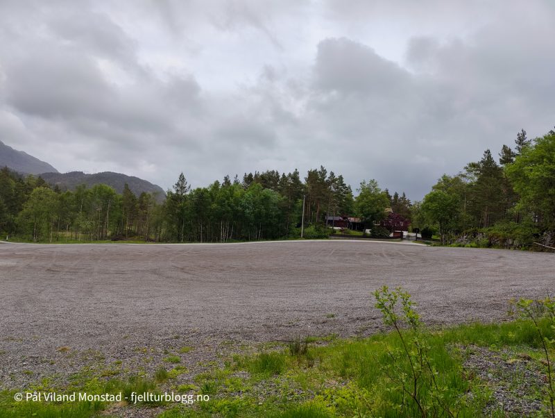 Parkeringsplassen med Fjellstova. Ikke lange stykket på asfalt tilbake til bilen.