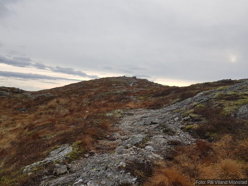 Vel oppe på fjellryggen ser man varden på Døldaren i sør.