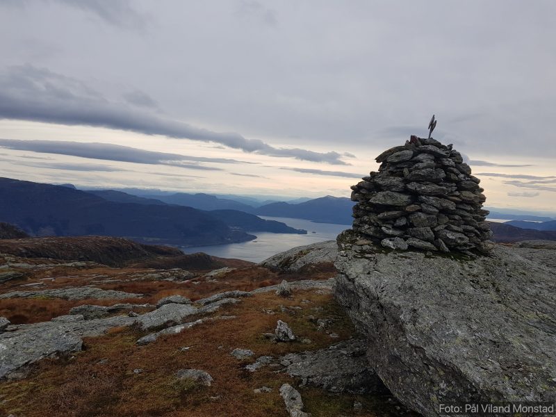 varden på Døldaren 735 moh. Videre sørover ut Vindafjorden.