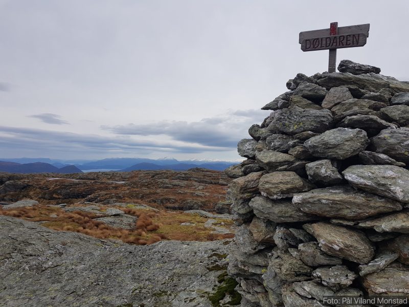 Utsikt nordover. Nærmest Kåtanuten i Ølen. I nordøst fjellene i Kvinnherad med den markante Ulvanosa.