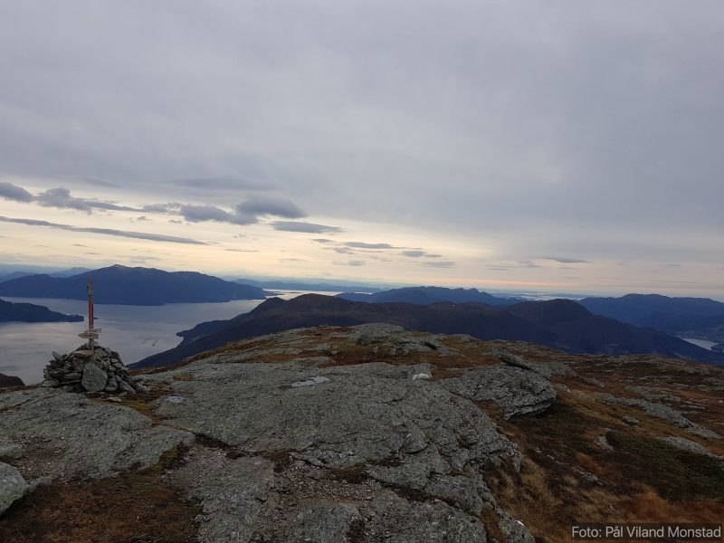 Vindafjorden. Grytenuten på Ropeidhalvøya har et lite melisdryss over seg.
