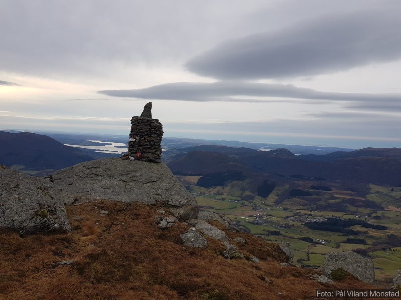 Varden på Aksla må være den fineste på Haugalandet. Den er over to meter høy.
