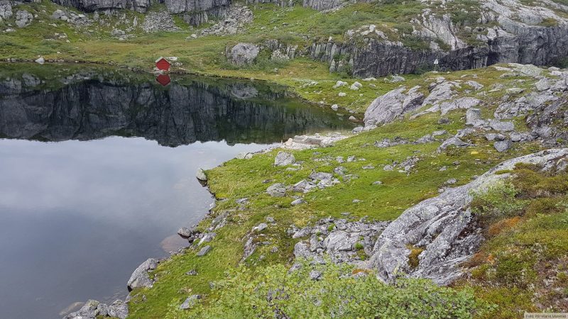 Nærmer meg stien fra Dørlevatn og ned til stølene. Her ligger bekkeinntaket og et naust.