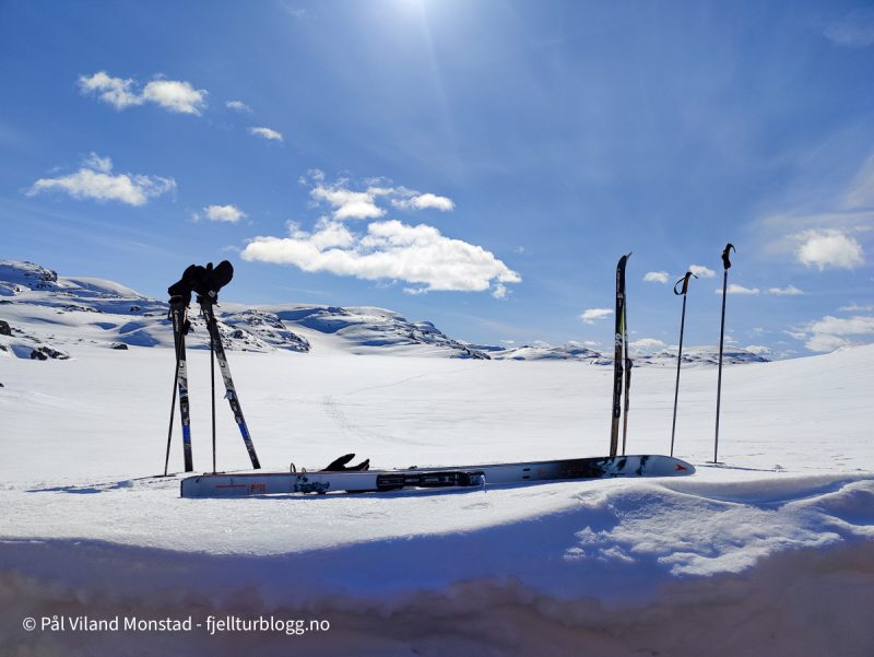 Matpause utenfor jordhytta i Steinkilen.