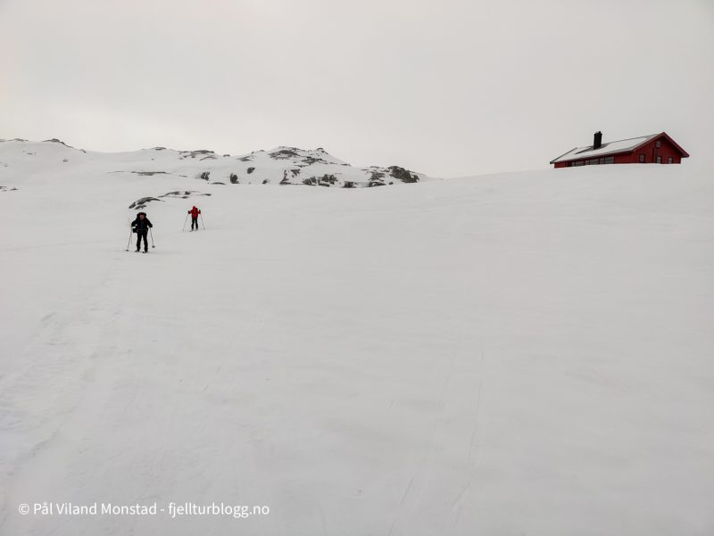 De siste i turfølget på vei ned til det islagt Krossvatn.