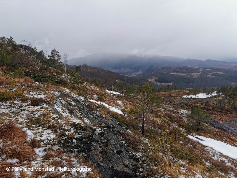 Her må vi runde åsen ned til høyre. Kartet viser at det er for bratt lenger framme.