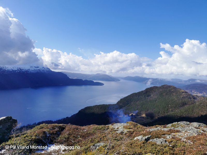 Heldig med været, som plutselig ble knallbra. Utsikt utover Vindafjorden med Grytenuten inne i skylaget. Gaupåsen på neset til høyre.