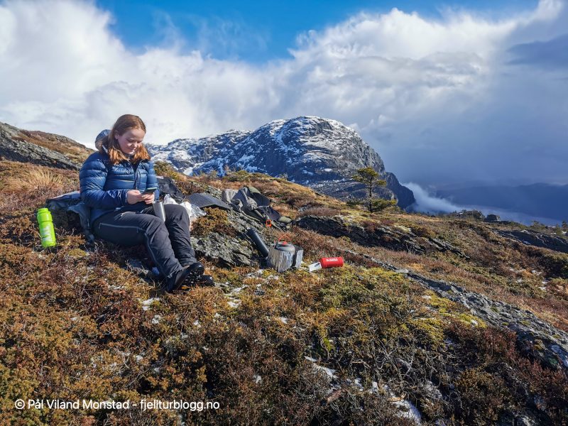 Tid for en lang matpause på toppen. Akslandsnuten i bakgrunnen.