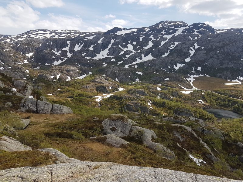Et stykke opp fra Flottene. Utsikt mot dalen, stien og steintippen.