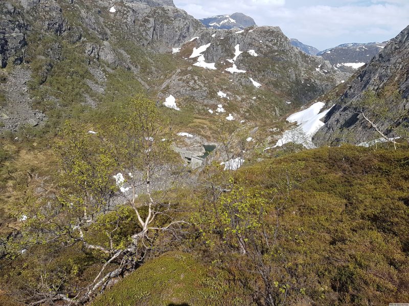 Kommet helt på toppen og begynt å se om det er en plass å komme ned i juvet på baksiden, ned til Ulla.