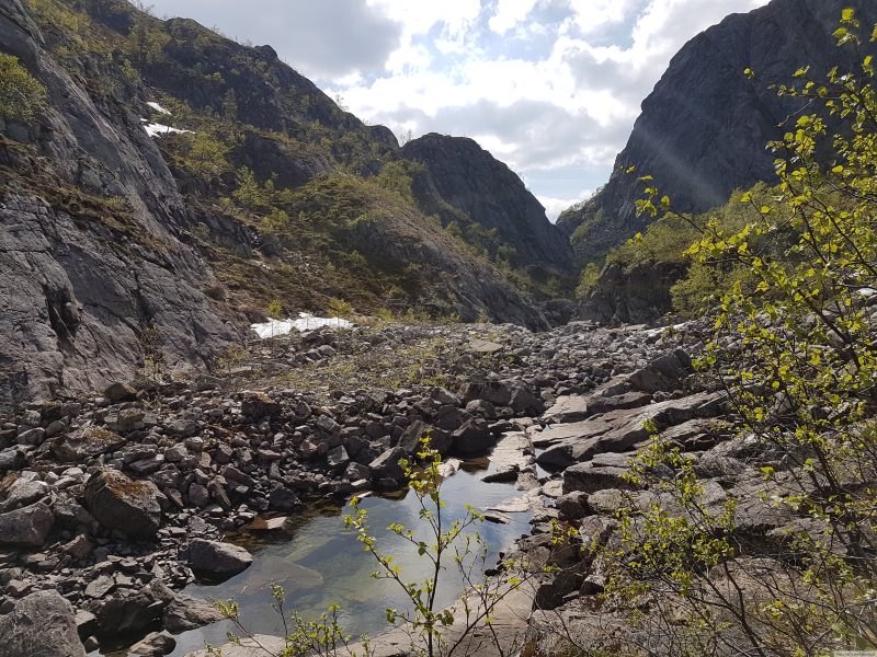 Vel nede i juvet. Nedenfor inntaket. Tørrlagt Ulla.