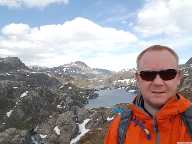 Tilnærmet på toppunktet med utsikt mot Pråmvikvatnet og Napen.
