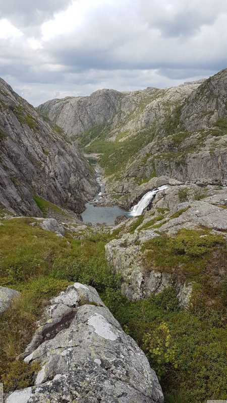 Fra 2017. Ganske langt borte mot Pråmvikvatnet. Ulla renner ned i juvet mot inntaket.
