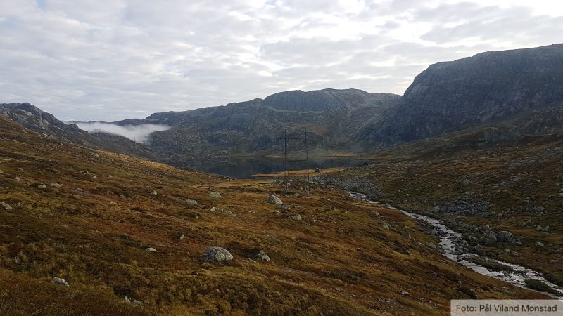Her er vi i sørenden av Gamlestølsvatnet. Tåka ligger i nord, hvor vi skal følge høyspentlinja over til Glommedal.