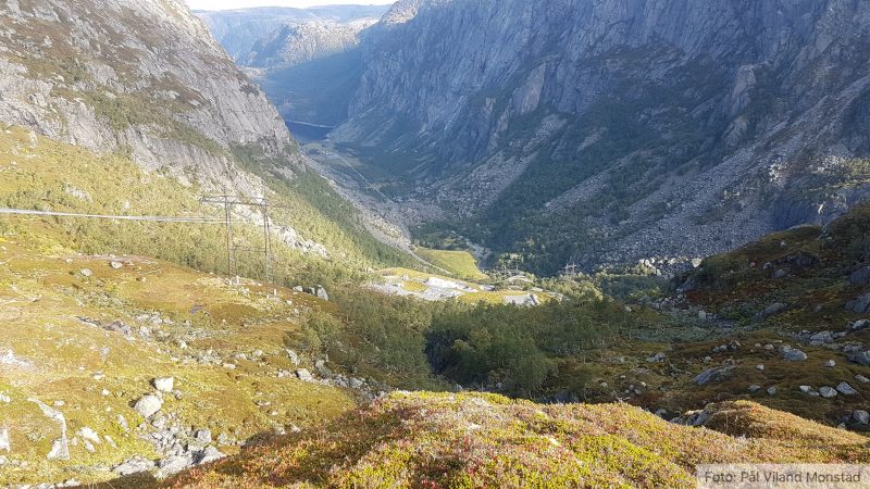 Vi nærmer oss Glommedalstippen og veien som går videre til Stølsdal. Men først ganske bratt nedoverbakke.