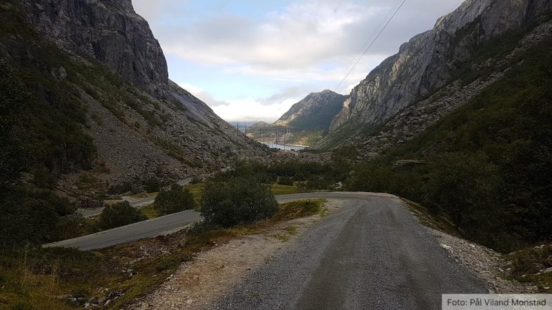 Vi skal følge denne veien mange kilometer, helt ned til Førresbotn. Vassbottvatnet i bakgrunnen.