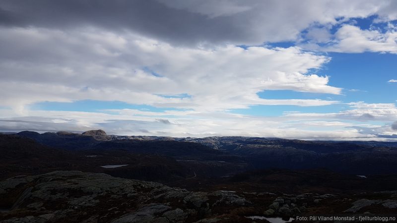 Napen troner i sørøst. Høyeste toppen i området