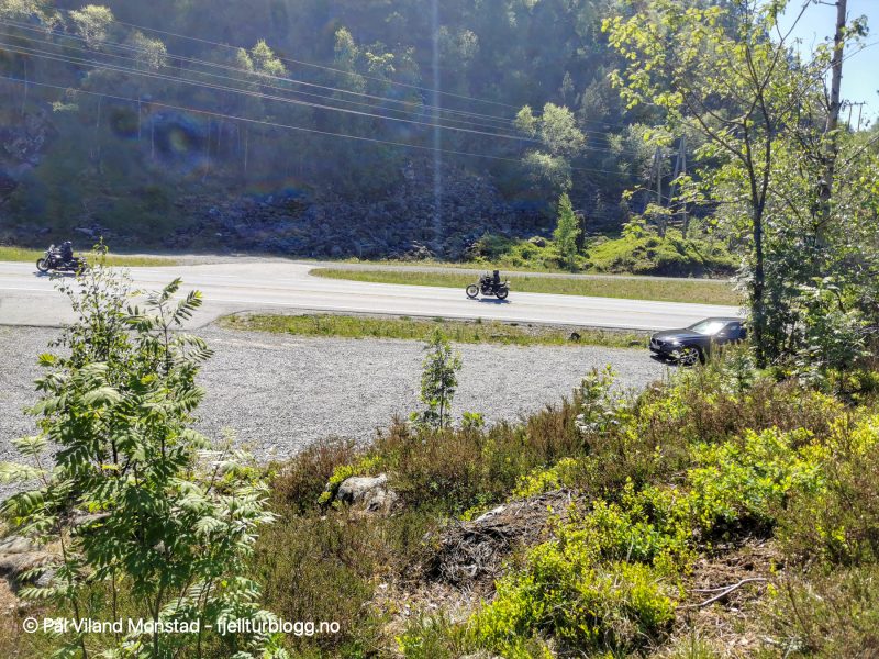 Bilen parkert på liten parkeringsplass i vestre ende av Tysingvatnet.