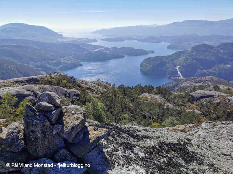Fra første varde, flott utsikt mot Sandsfjordbrua og Sandsfjorden.