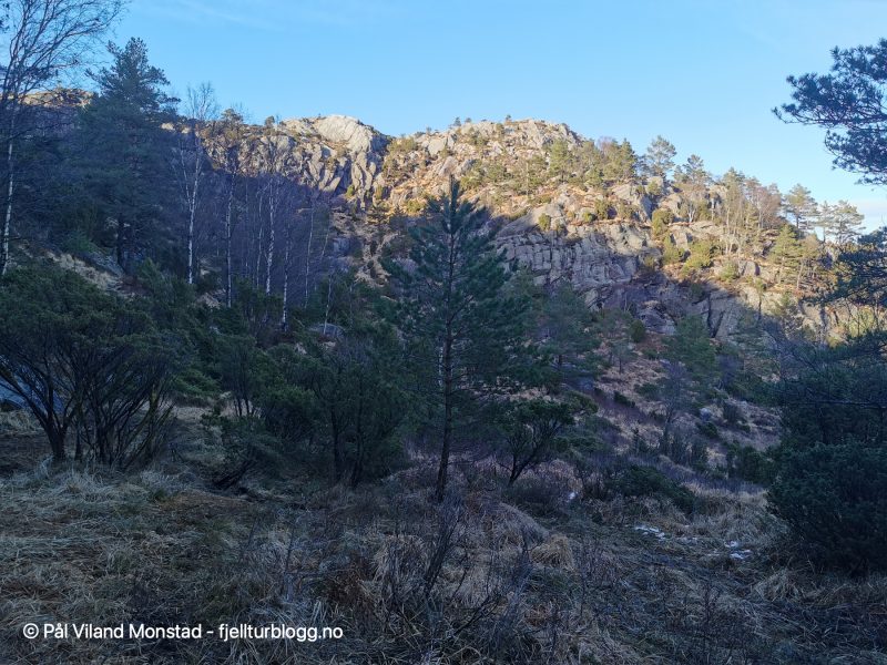 Oppe her et sted ligger dagens to mål: Heggelifjellet og Varafjellet.