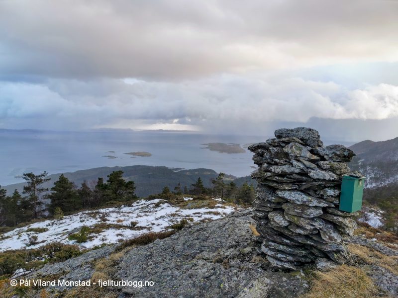 Varde med skrytebok. Utsikt utover Nedstrandsfjorden.
