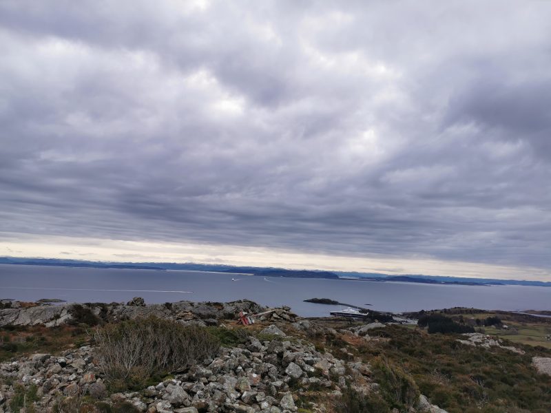 Utsikt utover Boknafjorden. Vi er mer eller mindre rett bak Arsvågen.