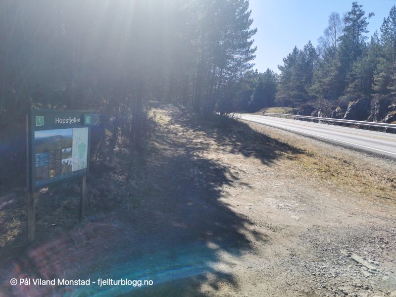 En liten parkeringsplass for 5-6 biler kloss i E39, sør for Valestrand nord i Sveio.