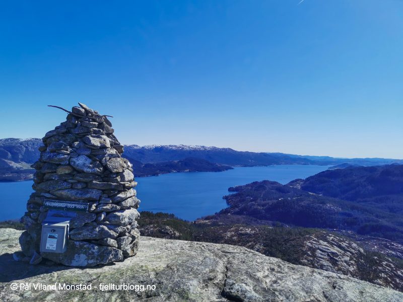 Flott varde på Hopsfjellet 333 moh. Utsikt sørover Ålfjorden.
