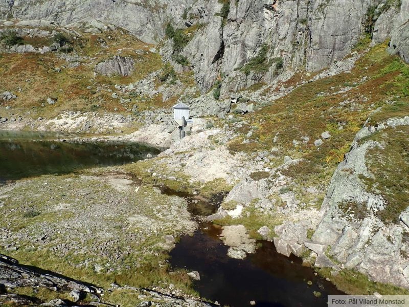Fra den lille dammen ser vi bort på lukehuset i Bjørndalsvatnet.