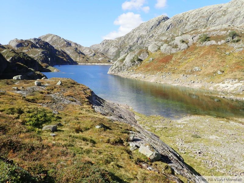 Bjørndalsvatnet fra øst mot vest. Ikke fullt i dag.