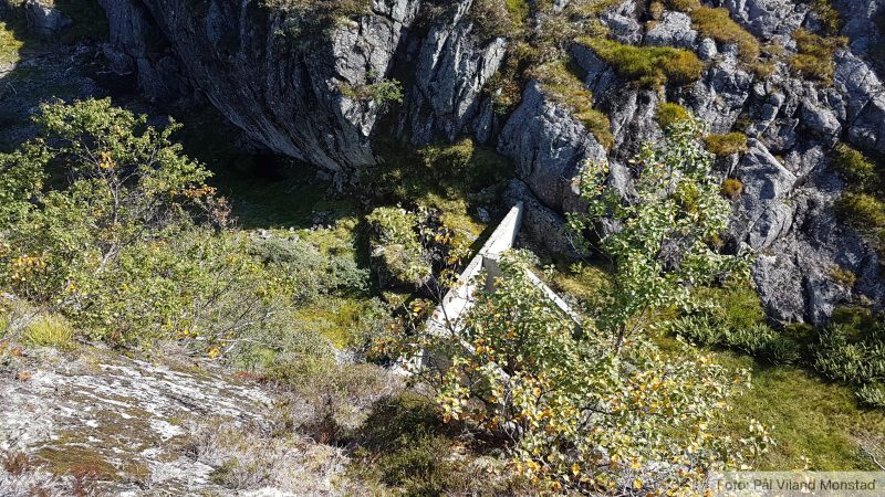 Vi går langs sørsiden av vatnet. Flere dammer på veien, som også må passeres.