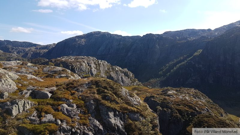 Mot sørøst. Ura nede i dalen er i bunnen av Futekleiva der vi kom ned i går.
