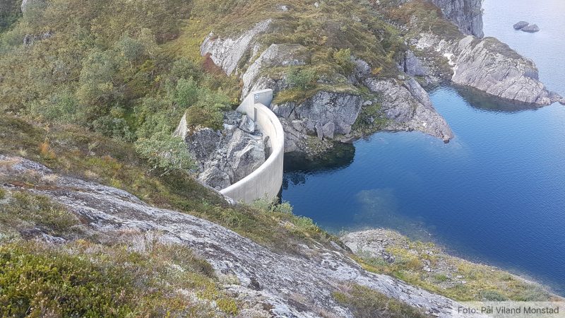 Vi er kommet til hoveddammen i Bjørndalsvatnet. Et stykke å klatre ned.