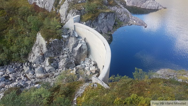 Vi må ned i elvegjelet og opp på andre siden. En del klyving.