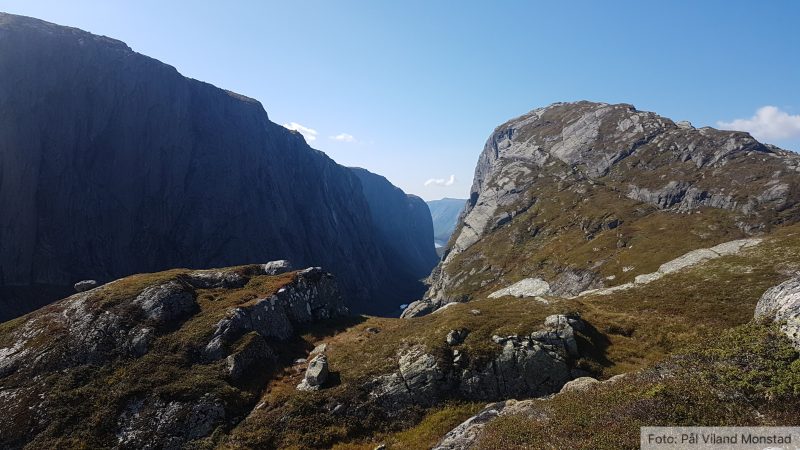 Spesielle fjellformasjoner. Langt nede i dalføret kan man skimte Tengesdalsvatnet.