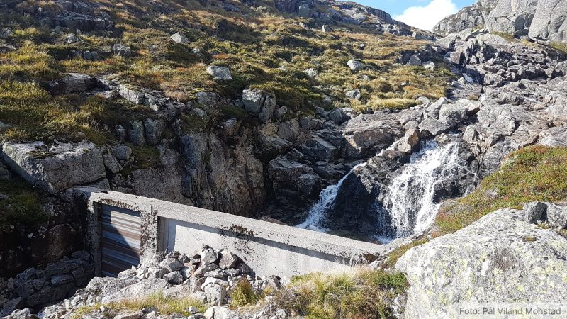 Et stykke inn og så opp i dalsiden i nord, blir en bekk fra Vetrungsdalen tatt inn på tunnelen. Her er dagens endepunkt.