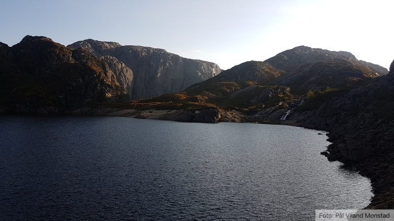 Det begynner å bli sen ettermiddag. Vi er kommet et stykke langs nordsiden av Bjørndalsvatnet.