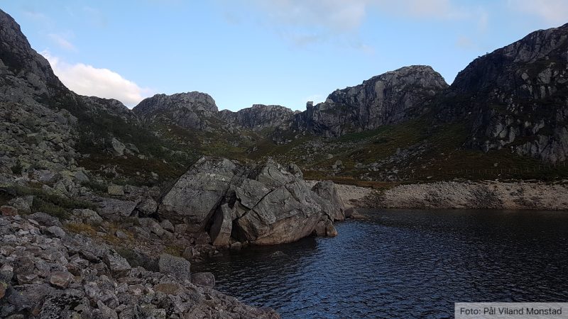 Vi nærmer oss østsiden av vannet. Herfra må vi opp i høyden siden det ikke er mulig å komme videre langs vannkanten.