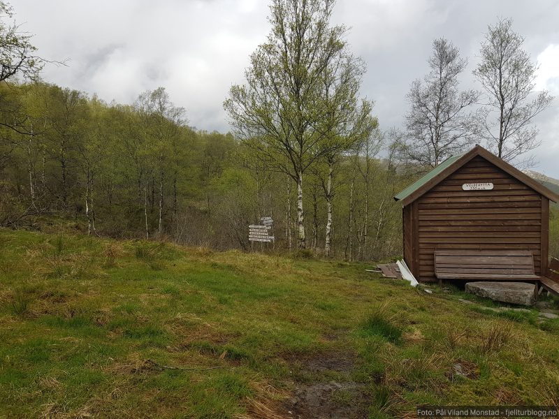 Veien slutter her ved Veldehytta. Merket sti videre mot Morgonsvatnet opp til venstre.