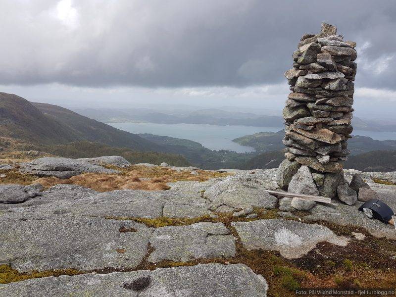 Våbrekkefjell 566 moh. Utsikt sørvestover mot Ålfjorden og Vikebygd.